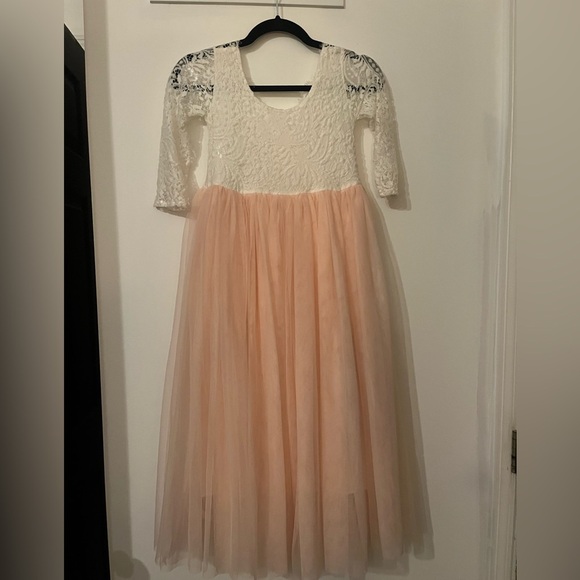 Elegant Lace and Tulle Dress - Picture 3 of 4
